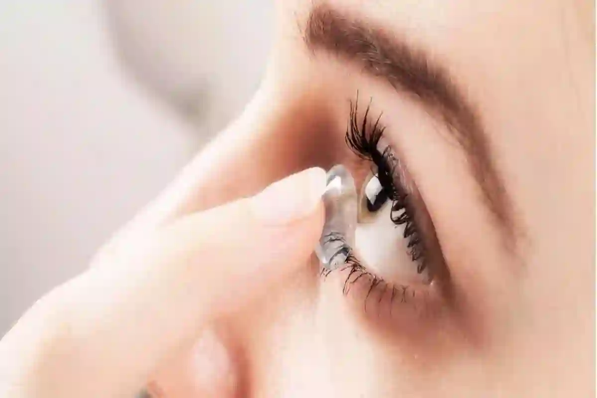 تأثير العدسات اللاصقة على العيون.. قد تؤدي للعمى