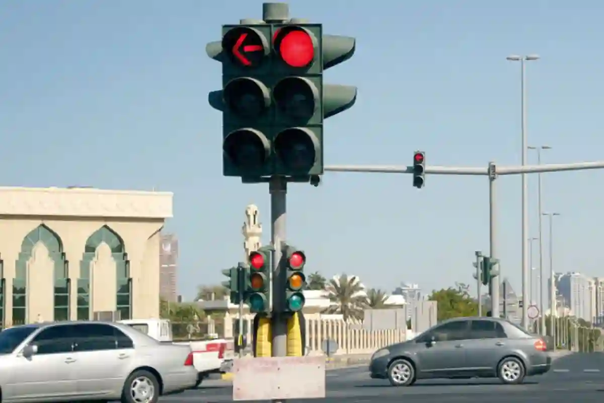 قيمة مخالفة قطع الإشارة الصفراء في السعودية