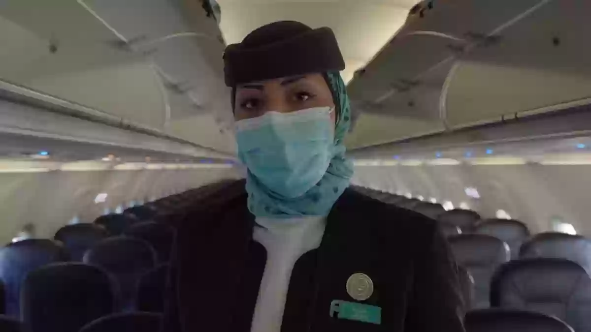 مضيفة طيران سعودية تكشف حقيقة إجبار الركاب على فتح نوافذ الطائرة