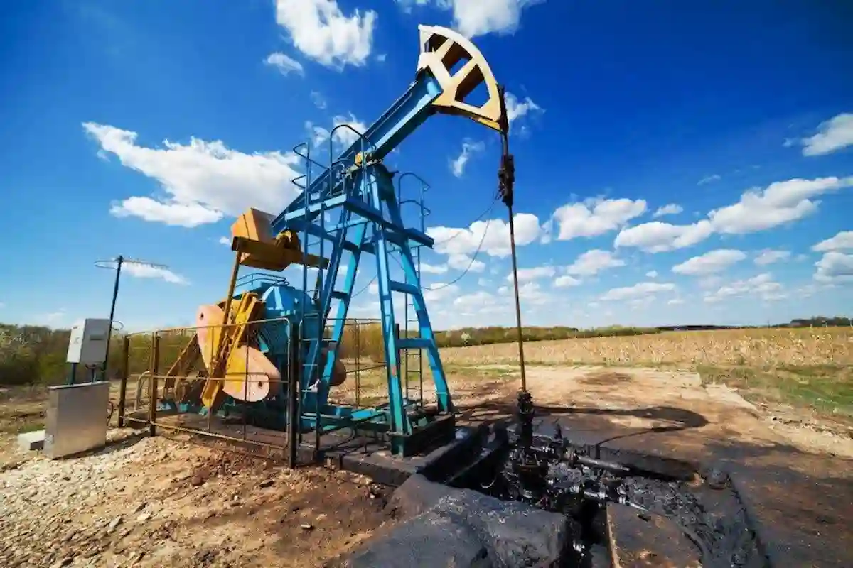 أسعار النفط تحقق مكاسبها الأسبوعية مع مخاطر في تعطل الإمدادات 