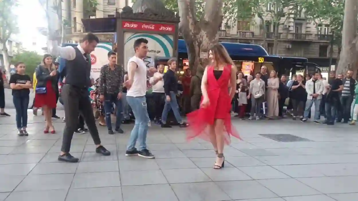 الرقص في الأماكن العامة