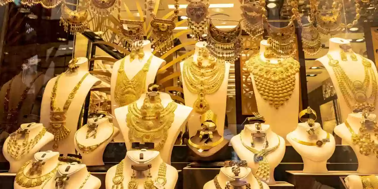 كم يسجل سعر الذهب عيار 21 اليوم في محلات الصاغة في مصر؟