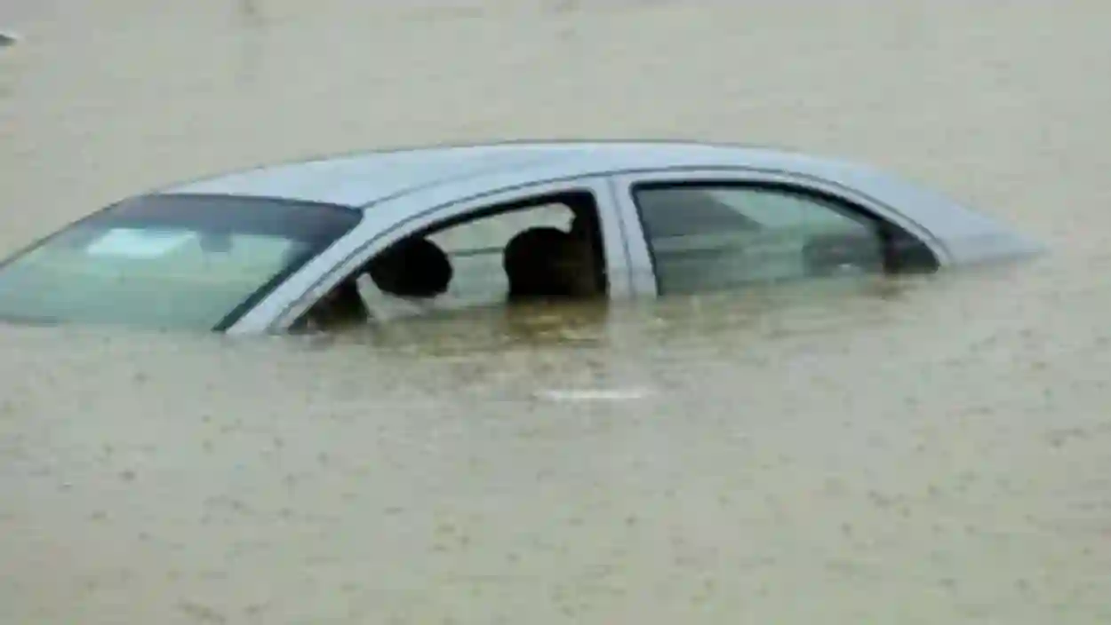 رجل خليجي يفقد سيارته بسبب السيول