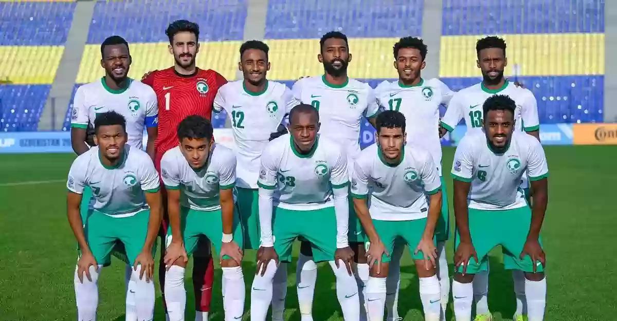 عبد العزيز بن تركي يحيي لاعبي المنتخب السعودي بعد التأهل