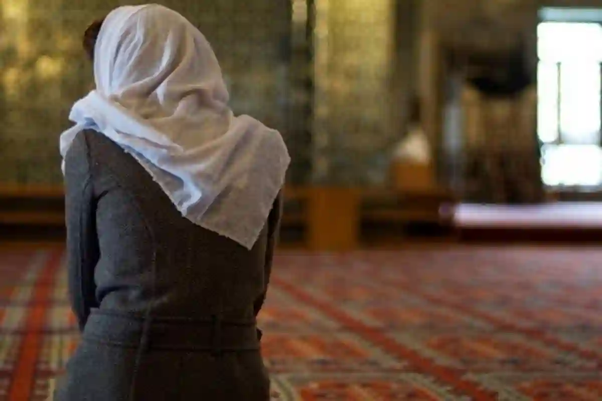 امرأة تعرضت لسرقة حذائها من المسجد