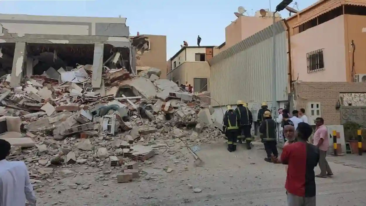 انهيار مبنى سكني في حي الفيصلية